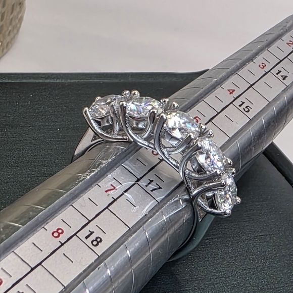 💎 2.5 Carat Moissanite 5-Stone Prong Silver Ring. - Picture 2 of 8
